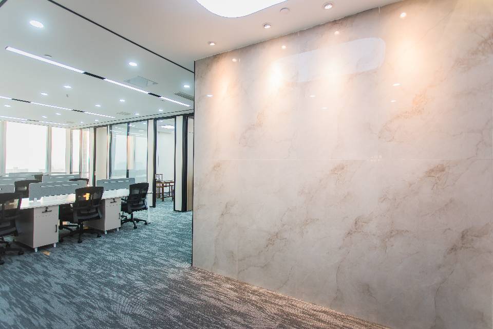 五洲交通大厦2002号  215平