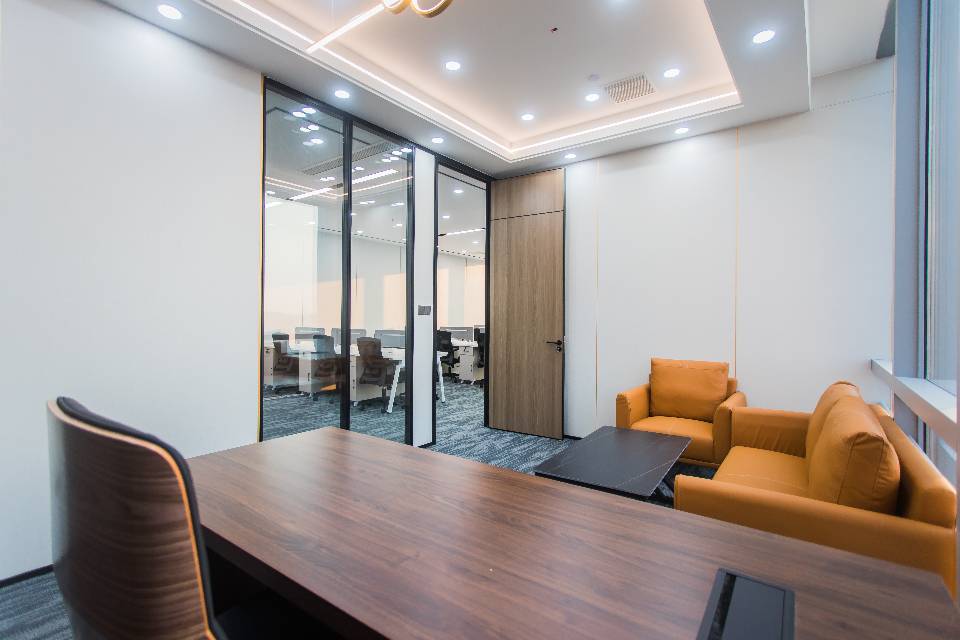 五洲交通大厦2002号  215平