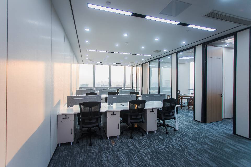 五洲交通大厦2002号  215平