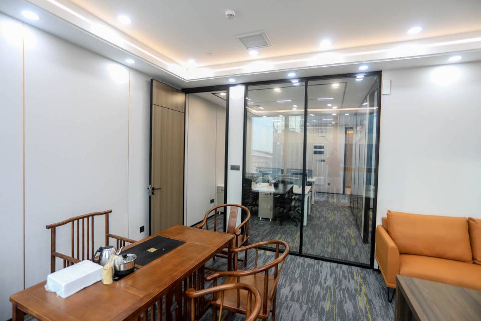 南宁环球金融中心T2栋122平2+8工位