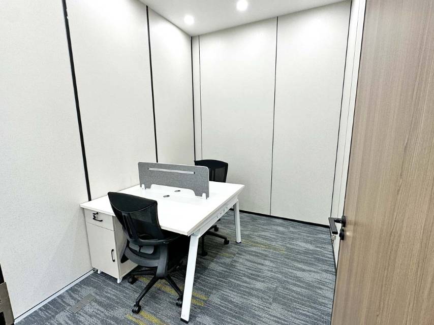 正南朝向 户型方正 7隔间＋20工位 看五象湖