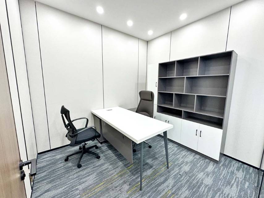 正南朝向 户型方正 7隔间＋20工位 看五象湖