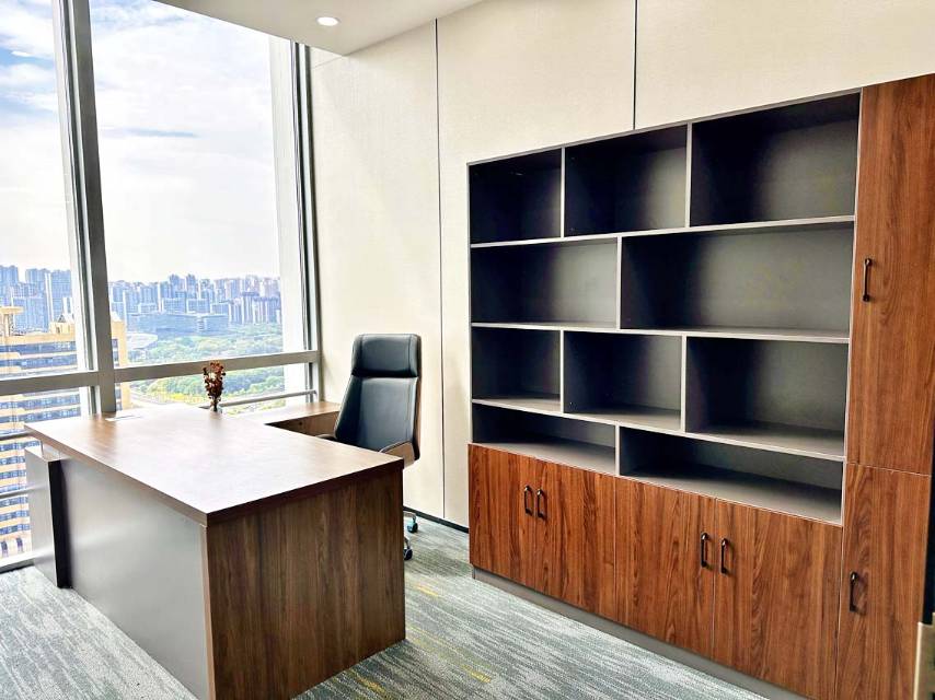 正南朝向 户型方正 7隔间＋20工位 看五象湖