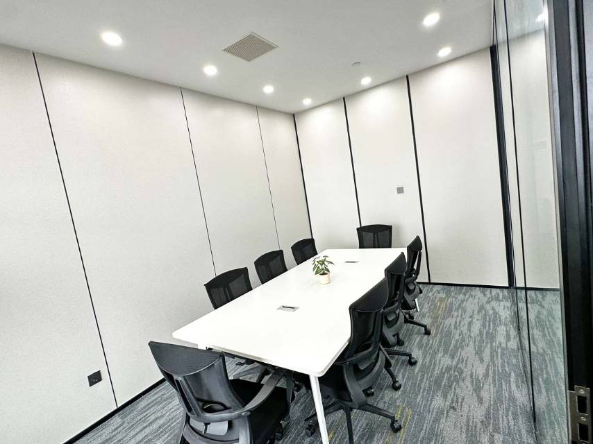 正南朝向 户型方正 7隔间＋20工位 看五象湖