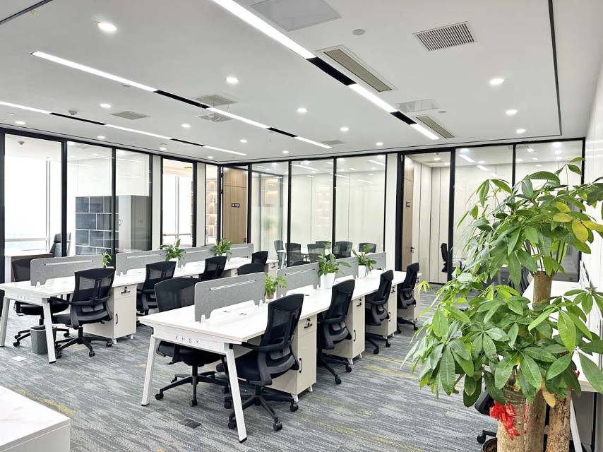 正南朝向 户型方正 7隔间＋20工位 看五象湖